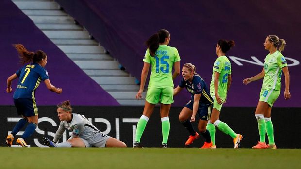 SAN SEBASTIAN, SPAIN - AUGUST 30: Eugenie Le Sommer of Olympique Lyon celebrates after scoring her team's first goal during the UEFA Women's Champions League Final between VfL Wolfsburg Women's and Olympique Lyonnais at Estadio Anoeta on August 30, 2020 in San Sebastian, Spain. (Photo by Clive Brunskill/Getty Images)
