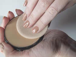 Rekomendasi Bedak Padat yang Bagus untuk Usia 40 Tahun ke Atas