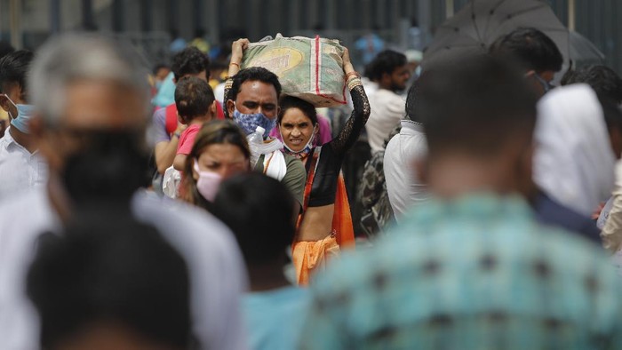 78 Ribu Kasus Corona Sehari, India Catatkan Rekor Dunia India mencatat rekor peningkatan harian kasus virus corona tertinggi di dunia yakni 78.761 kasus baru dalam 24 jam.