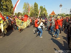Tuntut Izin Manggung Lagi, Biduan Dangdut Demo Sambil Joget di Jalan
