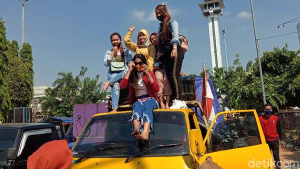 Aksi Biduan Dangdut Minta Izin Hiburan Dibuka