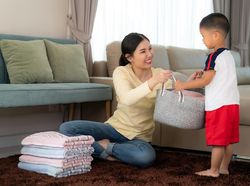 3 Alasan Anak Laki-laki Perlu Diajarkan Pekerjaan Rumah Tangga