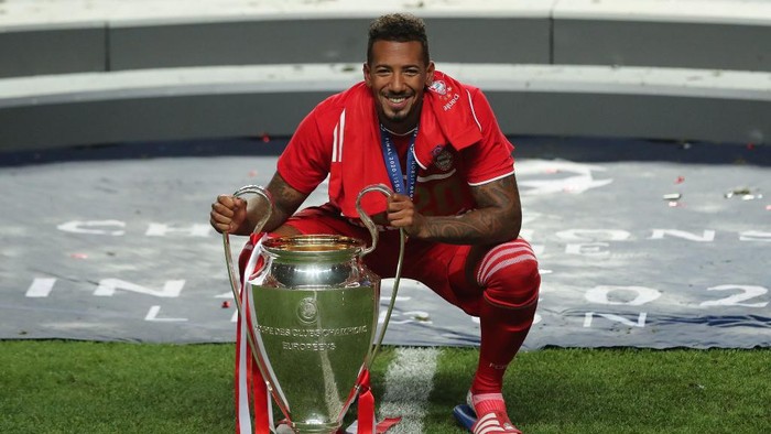 Bayern Munichs German defender Jerome Boateng celebrates with the trophy after the UEFA Champions League final football match between Paris Saint-Germain and Bayern Munich at the Luz stadium in Lisbon on August 23, 2020. (Photo by Miguel A. Lopes / POOL / AFP)
