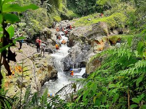 Seru! Pacu Adrenalin di Curug Gede Damar Payung