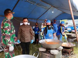 Dapur Umum COVID-19 di Banyuwangi Siapkan 18 Ribu Nasi untuk Santri