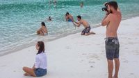 Potret Perjuangan Kekasih demi Foto Sempurna Pujaan Hati