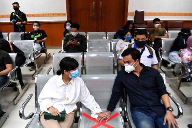 Vanessa Angel Jalani Sidang Kasus Narkoba Didampingi Suami Vanessa Angel Jalani Sidang Kasus Narkoba Didampingi Suami