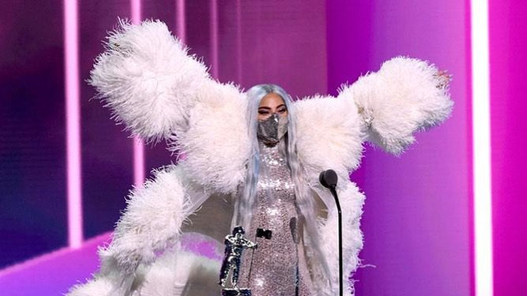 9 Gaya Heboh Lady Gaga di VMA, Maskernya Curi Perhatian