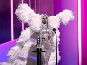 9 Gaya Heboh Lady Gaga di VMA, Maskernya Curi Perhatian 9 Gaya Heboh Lady Gaga di VMA, Maskernya Curi Perhatian