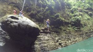 Foto: Berani Lompat dari Atas Batu Payung Pangandaran?