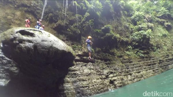 Foto: Berani Lompat dari Atas Batu Payung Pangandaran?