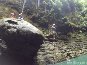 Foto: Berani Lompat dari Atas Batu Payung Pangandaran? Foto: Berani Lompat dari Atas Batu Payung Pangandaran?