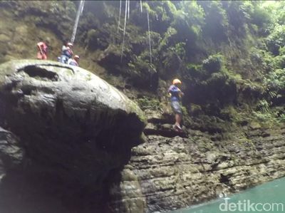 Foto: Berani Lompat dari Atas Batu Payung Pangandaran?