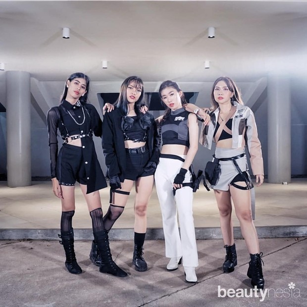 https://www.instagram.com/devinaalmira/ Sama dengan BLACKPINK, Pink Panda juga terdiri atas empat personel, yakni Natya Shina, Vellania Suganda, Devina Almira, dan Asyifa.