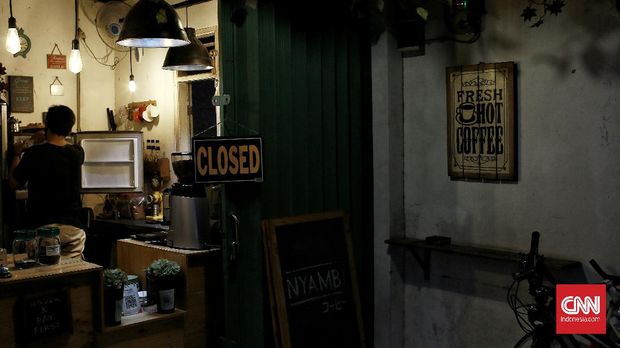 Pemerintah Kota (Pemkot) Depok memberlakukan aturan jam malam untuk menekan penyebaran virus corona (Covid-19) mulai hari ini. Depok, Senin (31/8/2020). CNN Indonesia/Andry Novelino