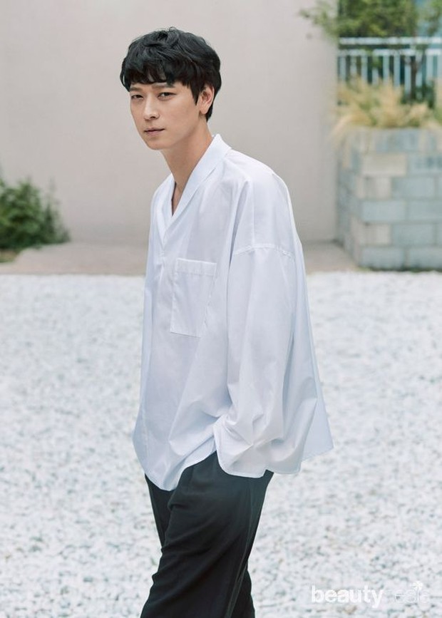 Kang Dong Won dikritik karena sudah tua dan pakaian yang dipakau terkesan ‘setengah baya’.