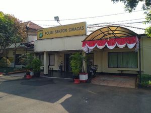 Ricuh Meluas, Polsek Ciracas Jaktim Juga Diserang Massa Ricuh Meluas, Polsek Ciracas Jaktim Juga Diserang Massa