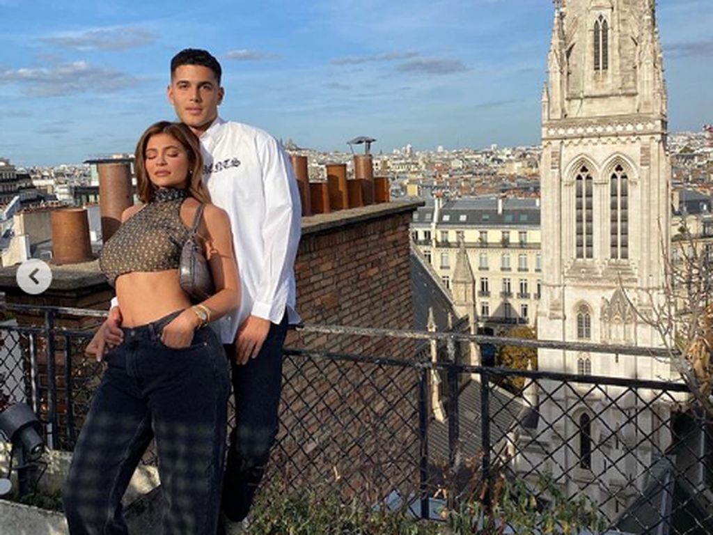 Foto Kylie Jenner Mesra dengan Pria Arab, Dikritik karena Tak Pakai Masker Foto Kylie Jenner Mesra dengan Pria Arab, Dikritik karena Tak Pakai Masker