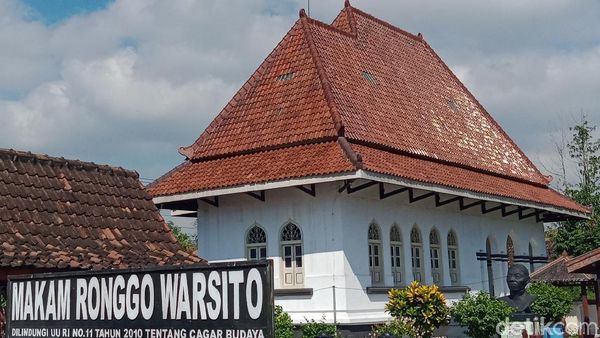 Foto: Saat Jutaan Kelelawar Padati Makam Ronggowarsito