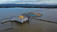 Potret Masjid di Tengah Teluk Kendari