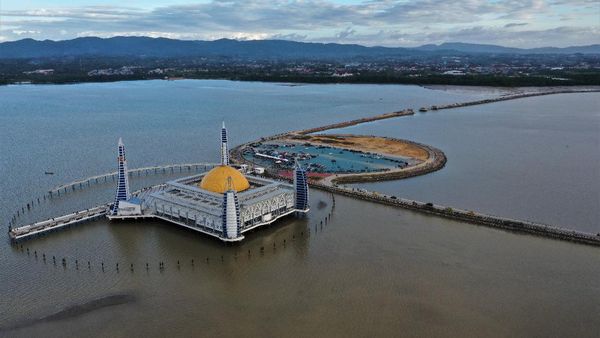 Potret Masjid di Tengah Teluk Kendari