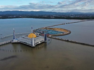 Potret Masjid di Tengah Teluk Kendari