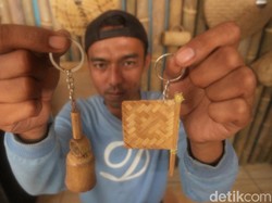 Melihat Eksistensi Kampung Perajin Anyaman Bambu di Sumedang
