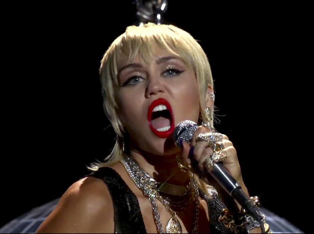 Miley Cyrus Terpapar COVID-19, Batal Datang ke Grammy 2022?