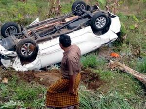 Hilang Kendali, Mobil Terjun ke Jurang di Sukabumi