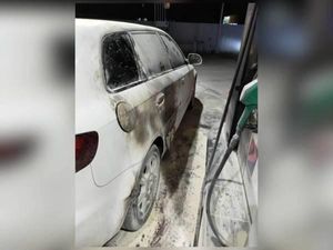 Tak Matikan Mesin saat Isi Bensin, Pengendara Ini Tersambar Api dan Mobil Terbakar