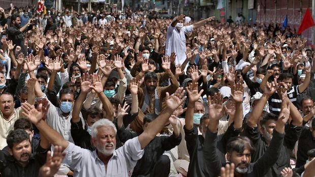 Muslim Syiah Peringati Hari Asyura di Tengah Pandemi Shiite Muslims chant religious slogans during a procession marking Ashoura, in Rawalpindi, Pakistan, Sunday, Aug. 30, 2020. Ashoura, marks the tenth day of the Muslim month of Muharram, to commemorate the Battle of Karbala when Imam Hussein, a grandson of Prophet Muhammad, was killed in the 7th century. (AP Photo/Anjum Naveed)