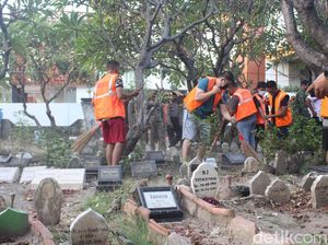 Bandel Tak Kenakan Masker, 25 Warga Sidoarjo Dihukum Nyapu Makam
