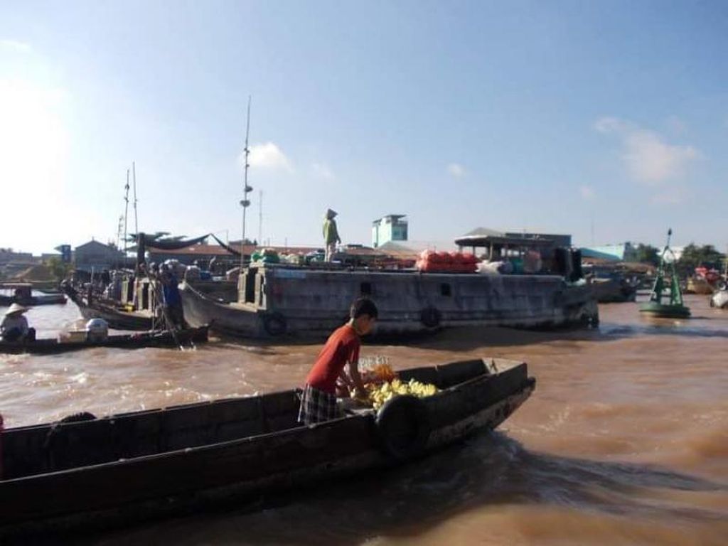 Menikmati Pagi di Pasar Terapung Sungai Mekong Menikmati Pagi di Pasar Terapung Sungai Mekong