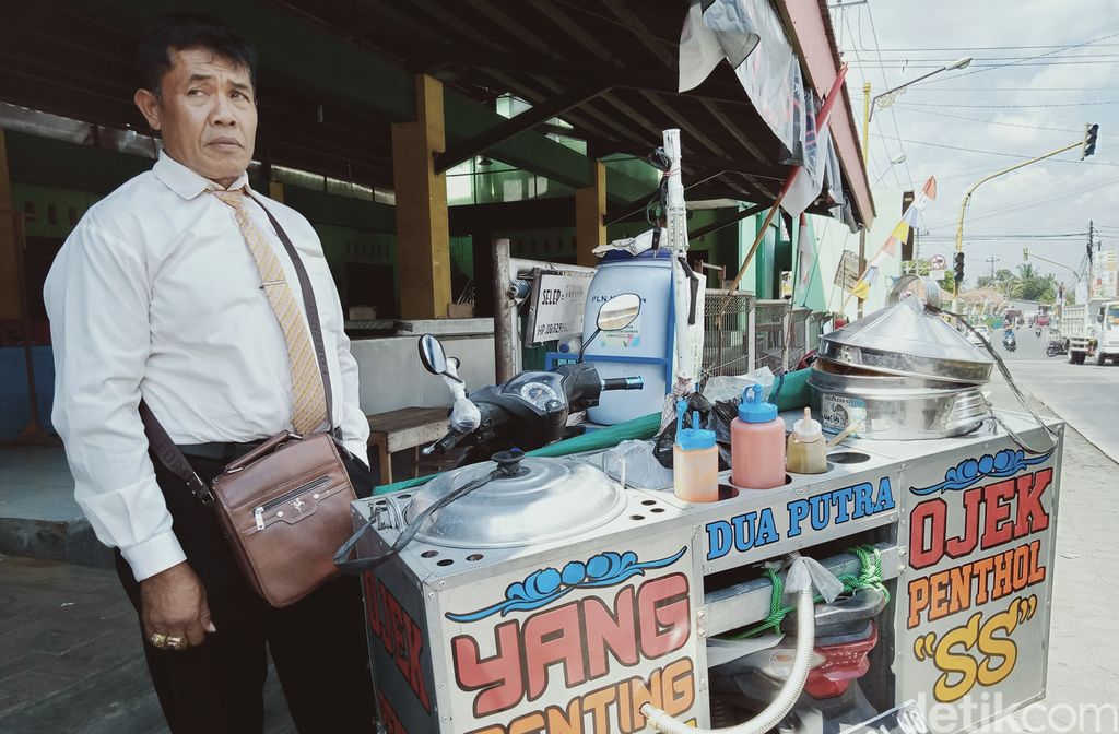 Penjual Bakso Pentol Ini Berpakaian Necis Ala Orang Kantoran