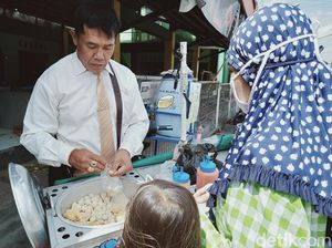 Wah! Penjual Bakso Pentol Ini Berpakaian Necis Ala Orang Kantoran