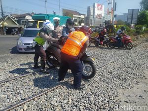 Peninggian Rel Kereta di Sidoarjo Belum Rampung, Ratusan Motor Jatuh