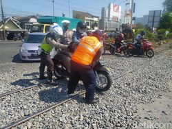 Peninggian Rel Kereta di Sidoarjo Belum Rampung, Ratusan Motor Jatuh