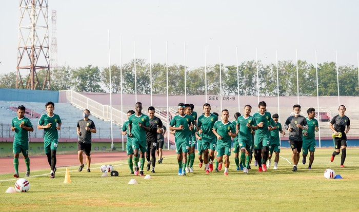 Persebaya Surabaya menggelar latihan perdana di tengah pandemi virus Corona.
