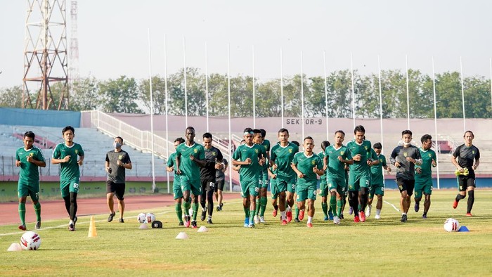 Persebaya Surabaya menggelar latihan perdana di tengah pandemi virus Corona.