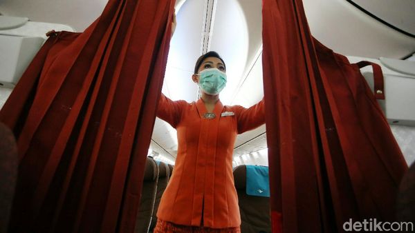 Potret Pramugari Garuda saat Melayani di Tengah Pandemi