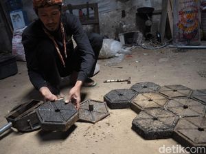 Mantul! Pria Bandung Barat Sulap Sampah Plastik Jadi Paving Block