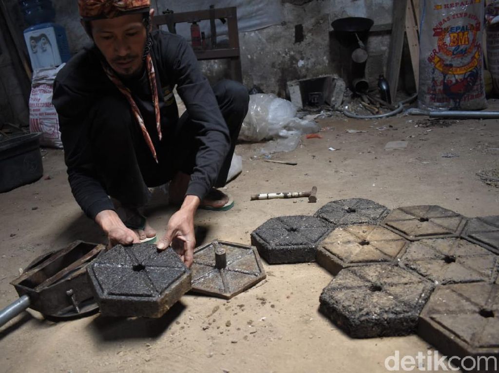 Mantul! Pria Bandung Barat Sulap Sampah Plastik Jadi Paving Block Mantul! Pria Bandung Barat Sulap Sampah Plastik Jadi Paving Block