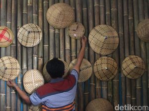 Kisah Kampung Perajin Anyaman Bambu di Sumedang
