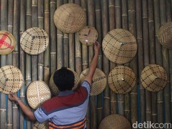 Kisah Kampung Perajin Anyaman Bambu di Sumedang