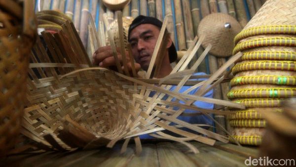 Puluhan Tahun Anyaman Bambu Sumedang Tetap Bertahan