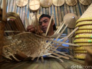 Puluhan Tahun Anyaman Bambu Sumedang Tetap Bertahan