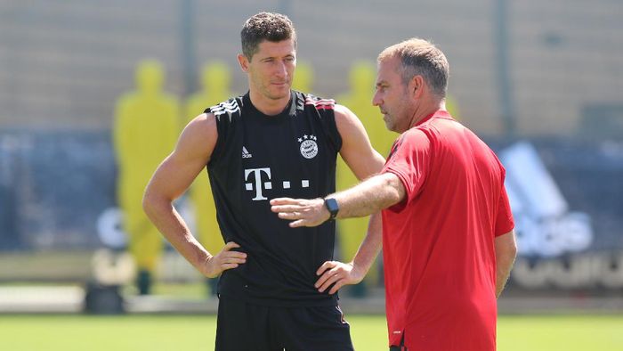 Robert Lewandowski, Hansi Flick MUNICH, GERMANY - AUGUST 07: Robert Lewandowski of FC Bayern Muenchen (L) and Hans-Dieter Flick, head coach of Bayern Muenchen, speak during a training session ahead of their UEFA Champions League round of 16 second leg match against Chelsea FC at Saebener Strasse training ground on August 07, 2020 in Munich, Germany. (Photo by FC Bayern - Handout/Getty Images)