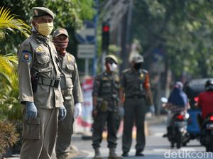 Brak! 4 Remaja Hindari Razia Masker Lalu Tabrak Satpol PP di Jakpus