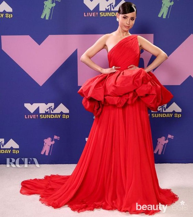 Warna merah memang tidak pernah salah untuk dipilih termasuk gaun yang dipakai Sofia Carson.