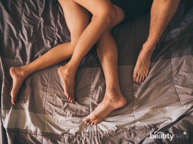 Berbeda dengan wanita, para pria lebih bisa menikmati seks oral dengan baik. Itulah sebabnya mereka sangat senang untuk memulai seks dengan diberikan layanan oral.
